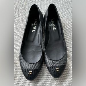Chanel CC Grey & Black leather flat ballerina shoes sz 37